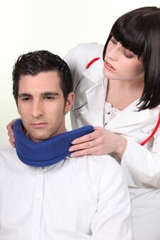 Doctor puts the patient's collar of Shantsz