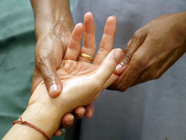 Manual therapy is a fairly popular method of treating arthrosis affecting the finger joints.